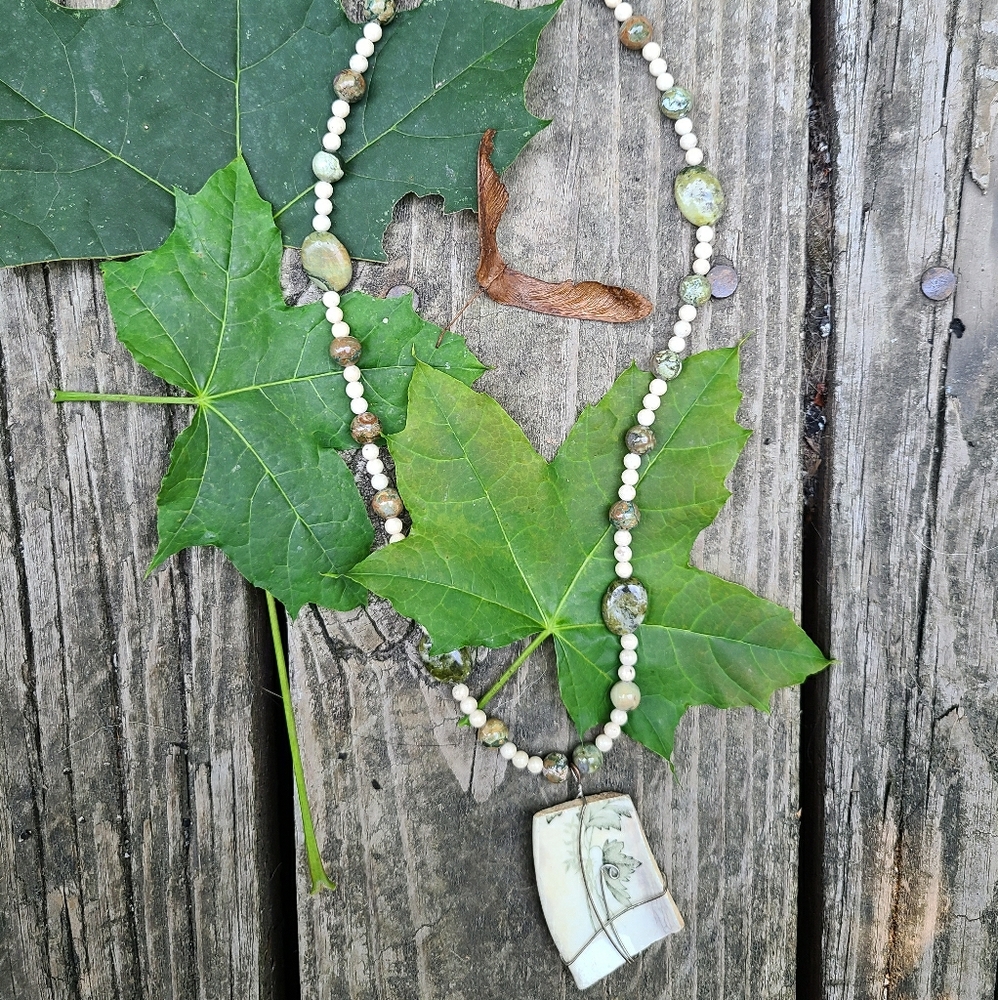 Green leaves necklace